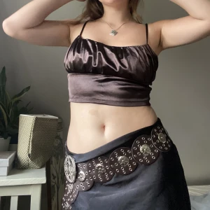 Brun topp - Säljer en jättefin topp från H&m i ett silkesliknande material. Använd ett fåtal gånger, i bra skick.