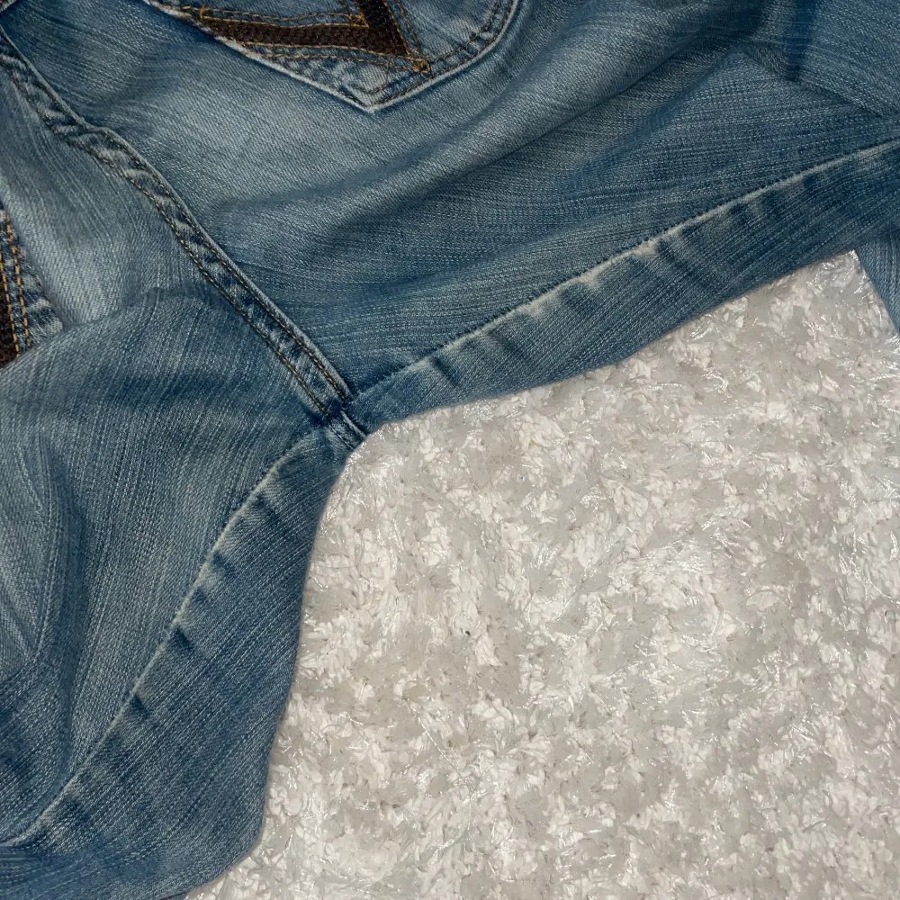 Lågmidjade bootcut jeans, väldigt bra skick förutom att de är lite slitna i sömmen på ett ställe, syns på sista bilden. . Jeans & Byxor.