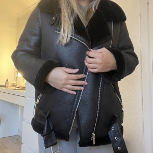 Zara jacka  - Varm och snygg jacka med detaljer, är i bra skick och kan bli bud💕