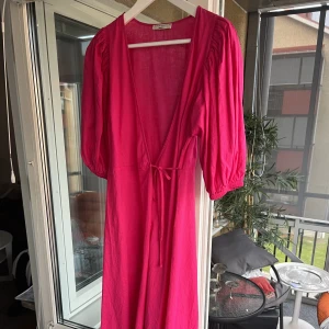 Rosa långklänning  - Rosa långklänning. Använd 2ggr. Så gott som ny 