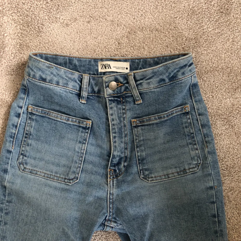 Ett par jeans ifrån Zara som tyvärr är för korta för mig (därför ingen bild). Är mid waist och i mycket bra skick!!🫶🏻. Jeans & Byxor.