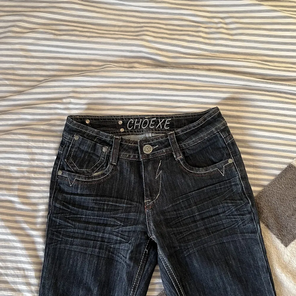Mörkblå lågmidjade jeans, lite åt skinny jeans hållet men skulle säga att de är straight i benen🤍. Jeans & Byxor.