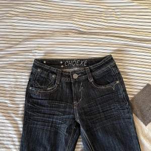 Mörkblå lågmidjade jeans, lite åt skinny jeans hållet men skulle säga att de är straight i benen🤍