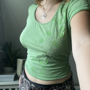 Grön tshirt  - Superfin grön tshirt med trollsländemotiv från Mexx! Har något hål på ryggen, men annars i bra skick!