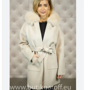 Päls kappa - Super fint nästintill oanvänd pälskappa från Garoff. Rävpäls och alpackaull.  Använd 1 gång! Frakten ingår priset!