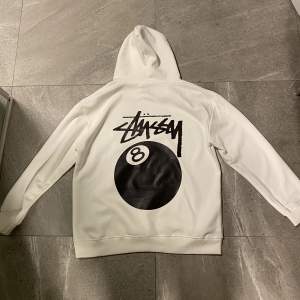 En super snygg stussy hoodie. Endast använd en gång🥰 strl L men passa en M om man vill ha den lite oversized. 