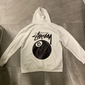STÜSSY HOODIE - En super snygg stussy hoodie. Endast använd en gång🥰 strl L men passa en M om man vill ha den lite oversized. 