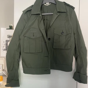 Vårjacka - En grön vårjacka som är i superbra skick🤩hör av er vid funderingar eller fler bilder