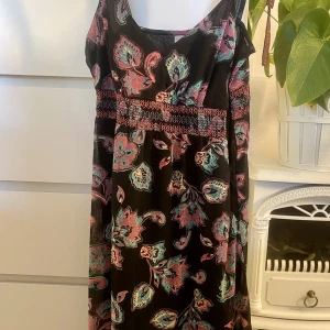 Somrig klänning - Jättesomrig och färgglad klänning från Esprit! Strl 36 🙌🏼