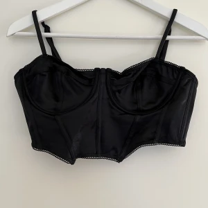 Bustier crop top - Topp från NA-KD, använd en gång men är tyvärr för liten för mig. 