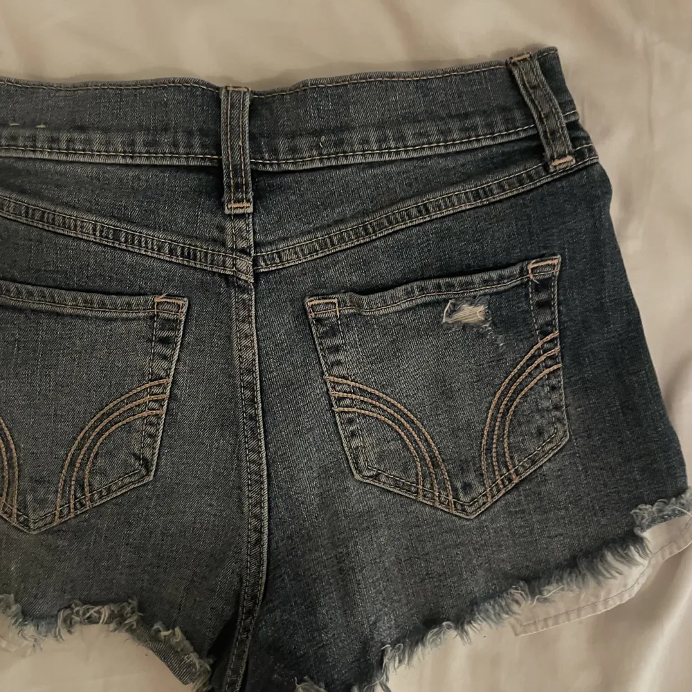 jätte söta hollister jeans shorts som tyvärr är för små för mig 💓 vet inte storleken men skulle säga 34/xs 💓. Shorts.