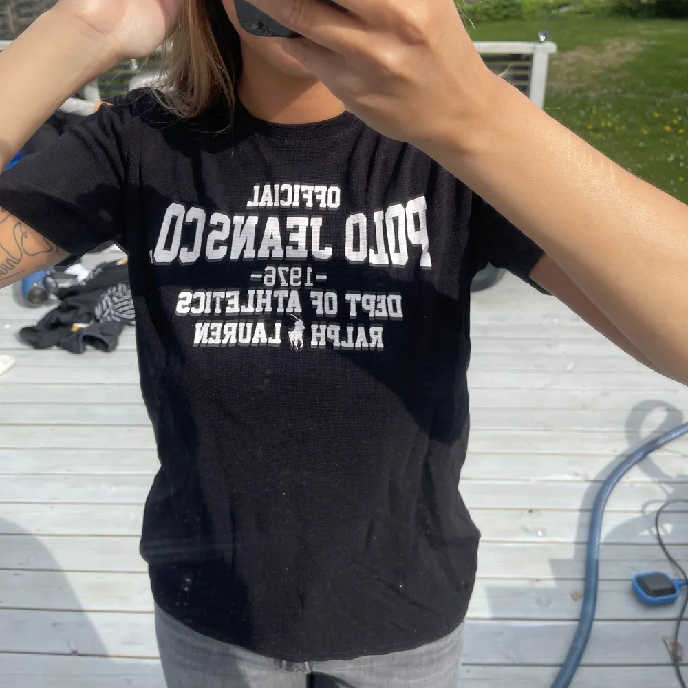 säljer en t-shirt från ralph lauren i storlek S. skriv för fler bilder. 💓. T-shirts.