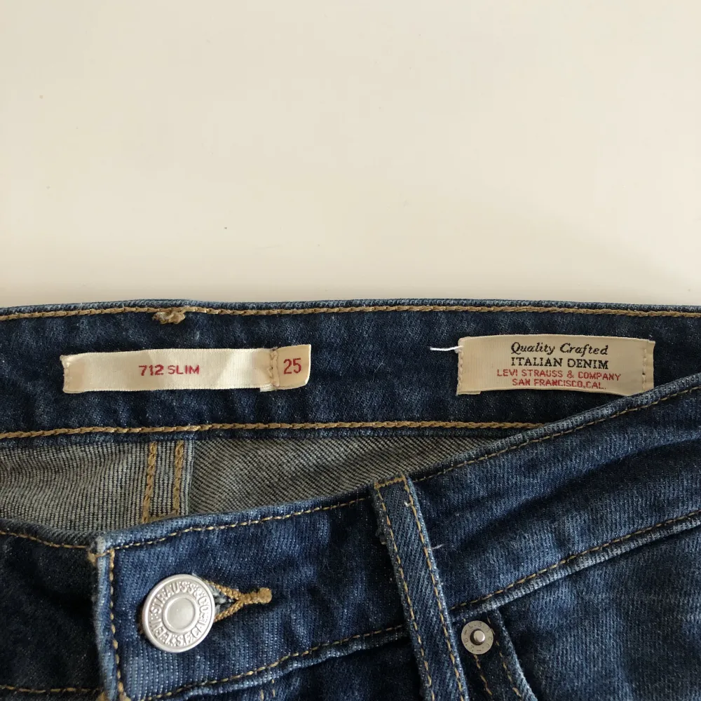 Jag säljer mina fina lågmidjade Levi’s jeans i storlek 25 eftersom de inte kommer till användning längre. . Jeans & Byxor.