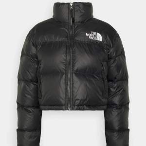 Dunjacka från The North Face. Köpt på zalando i modellen nuptse short jacket. Använd mycket sparsamt, inga brister.  