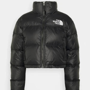 Jacka - Dunjacka från The North Face. Köpt på zalando i modellen nuptse short jacket. Använd mycket sparsamt, inga brister.  
