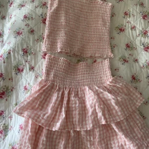 Fint sett med kjol och linne! - Ett linne och en kjol köpt från kappahl förra sommaren. Använd 1 gång på skolavslutning förra året. Såklart tvättade! Det går att köpa bara linnet för 40kr eller bara kjolen för 95kr