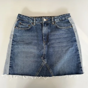 Jeanskjol - Jeanskjol från NA-KD i tvåfärgad denim, endast använd en gång. Storlek 38 💙