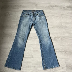 Low waist Flare jeans - Ett par supersnygga low waist jeans, som tyvärr är både för korta och små för mig. Skulle säga att de passar en som är runt 160 xs!!