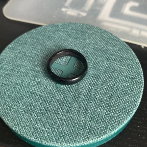 Ring - Hej säljer denna ringen Den är handgjord av trä Färgad svart  Storlek 12 Vid frågor eller intresse skriv 