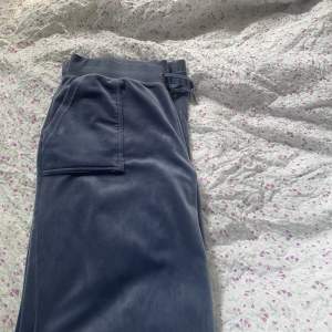 Säljer mina fina blåa Juicy couture byxor!💙 byxorna är köpta för snart ett år sen och är väldigt fina! Byxorna är i storleken XL!!💙