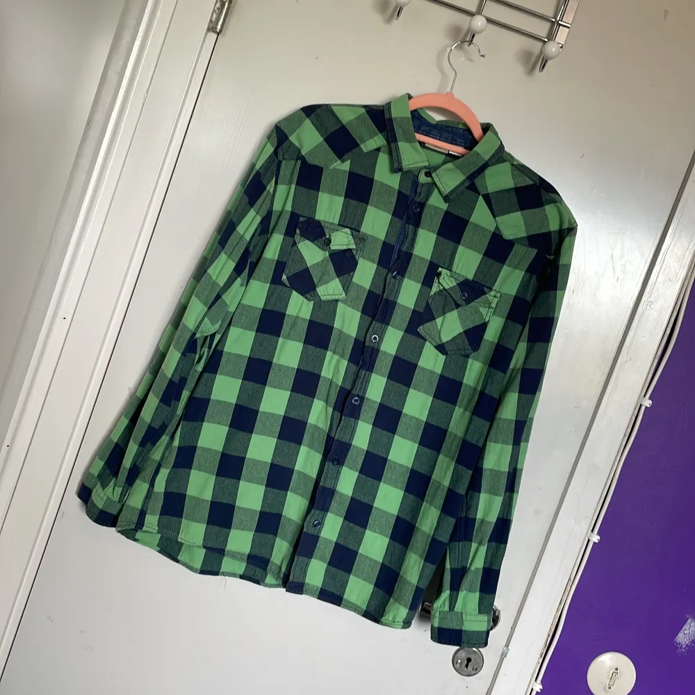 En grönblå-rutig skjorta. Skjortor.