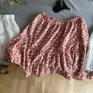 Fin blommig kjol - Aldrig använd då den var lite förstor på mig när den köptes. Passar mycket bättre nu men måste tyvärr rensa ut garderoben ordentligt. Riktigt mjuk och skön