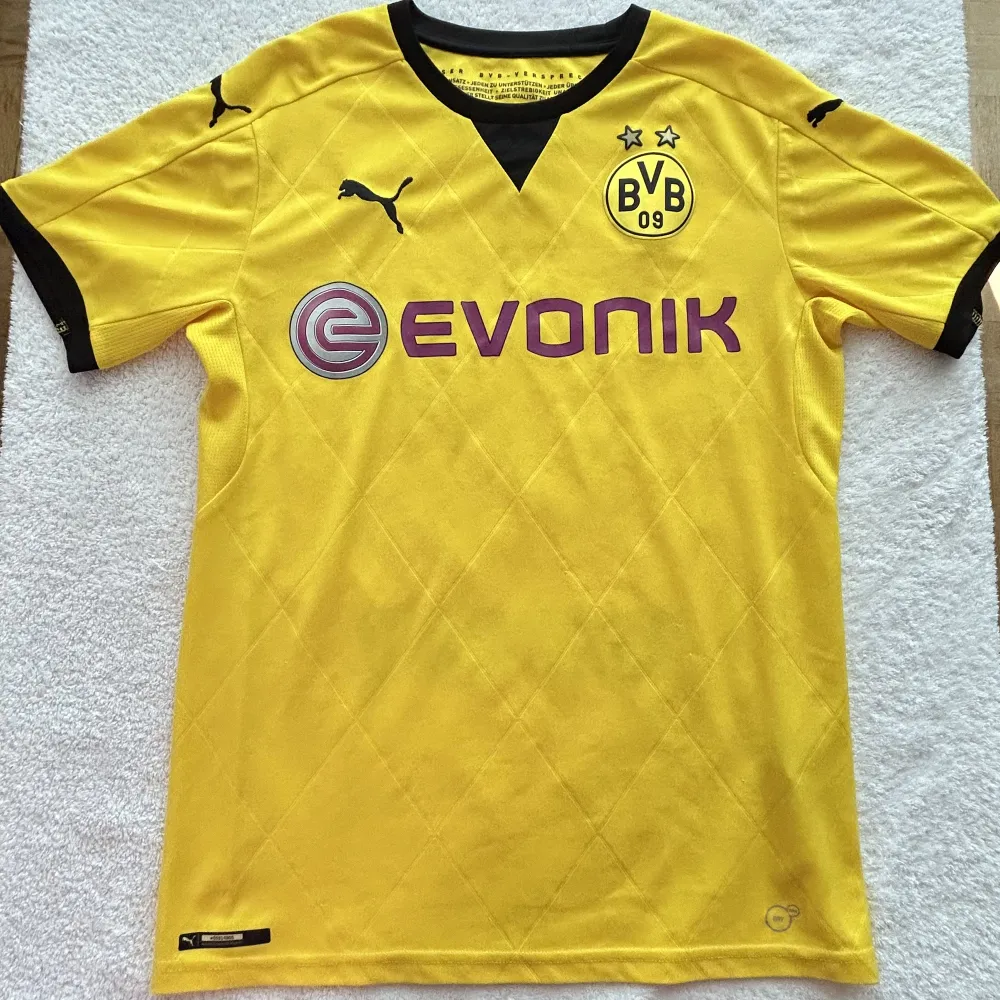 Dortmunds andra version av deras hemmatröja under 2015/2016 säsongen som de bara använda i europeiska tävlingar som Champions/Europa league.  Storlek: S Skick: 9/10. T-shirts.
