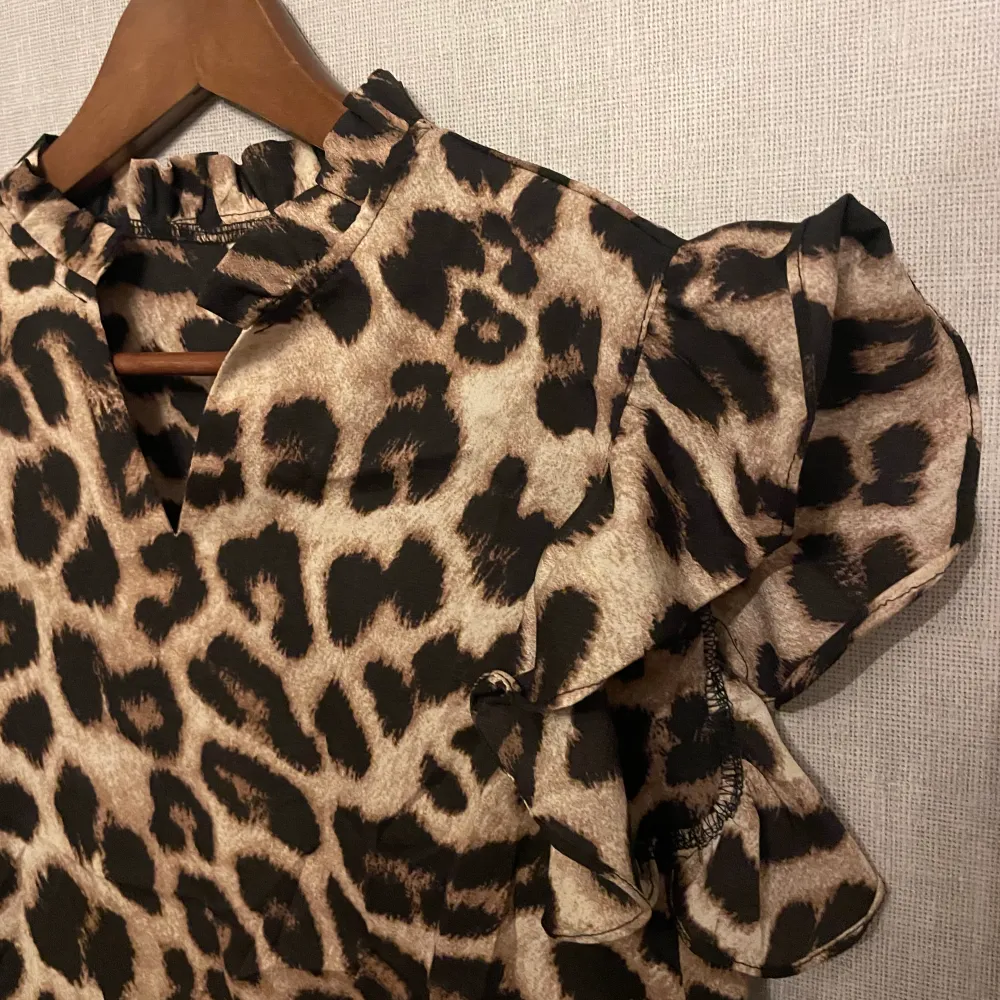 Helt oanvänd leopard blus. Gulliga detaljer vid nacka och ärmar. Blusar.