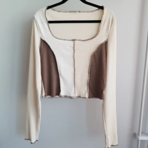 Topp - Långärmad topp i flera färger med sömmar vända utåt. Croppad och är gjord i ett lätt, skönt material. Är använd ett fåtal gånger och är i nytt skick.