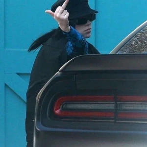 BILLIE EILISH - Söker Billie Eilish blohsh halsband och autograf. Helst i orginalpris på halsbandet men funkar med annat pris. Skriv hur mycket ni vill ha för dom om ni har nån av dom. <3