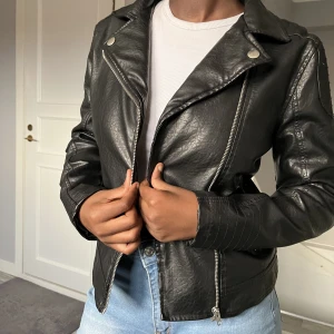 Skinnjacka  - Super snygg skinnjacka i fin passform.   Skriv för intresse! 😍