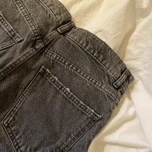 grå/svarta jeans ifrån zara. har klippt av dem på längden då de var för långa för mig som är ca 160. jättefint skick! (köpare står för frakten)🚚