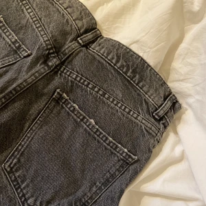 zara jeans - grå/svarta jeans ifrån zara. har klippt av dem på längden då de var för långa för mig som är ca 160. jättefint skick! (köpare står för frakten)🚚