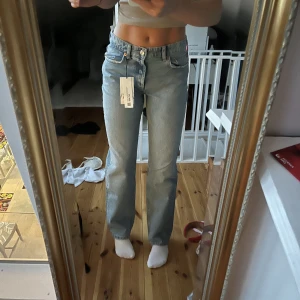 Zara jeans mid waist (prislapp kvar) - Hej!  Ett par helt nya jeans ifrån zara, som jag köpte för ett tag sen, men inte alls använt. Villle inte längre ha dem, men då var det försent att lämna tillbaka. De är i storlek 40, men passar både 38-40 skulle jag säga. Snygg färg!  Nypris 359kr💕