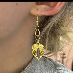 Örhängen - Säljer dessa i par!! nyckelfria och rostfria🫶 Har inte kommit till användning.LÅNAD BILD