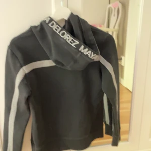 Roströda - Jag säljer denna Maya Delorez tröja som är i strl: xxs. Jag har använt den utanför stallet men den går självklart att använda i stallet, ja vart som helst. Den är nästan oanvänd då den var liten när jag fick den. Skönt material inuti. Skriv om mer info :)