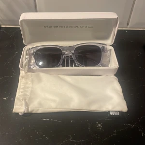 Chimi 007 - Säljer mina knappt använda chimi modell 007 i färgen litchi ( transparens) inga repor eller skador på! Hör av er vid fler frågor!