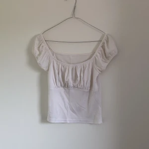 Offshoulder topp i skimmervit - Knappt använd topp i vitt  Storlek S