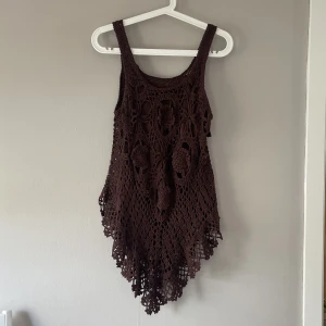 Brunt virkat linne - Säljer det här söta virkade linnet i en röd-brun nyans, köpt från Sellpy. Väldigt sparsamt använd, så i mycket gott skick för att vara second hand <3 kan mötas upp i Söderköping eller Norrköping eller frakta 🖤🌊🌈🚌🌺