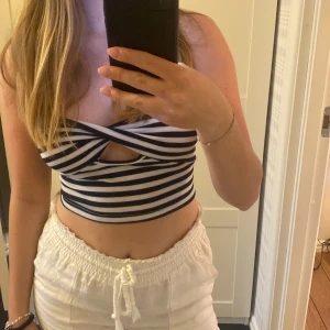 Randig topp - supersöt topp som tyvärr inte kommer till användning, bra skick. Marinblå/vit