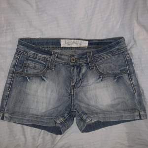 Så söta lågmidjade jeansshorts som jag säljer för att dem tyvärr var för små för mig. I väldigt bra skick!🫶🏼Passar en xs/xxs 