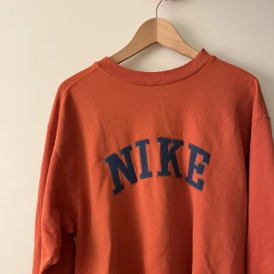 Nike crewneck - Orange Nike crewneck i storlek M