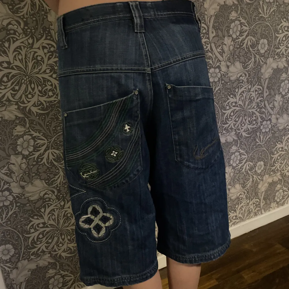 Baggy jeans shorts/jorts med fin broderier på, bra skick. Säljs eftersom dem inte kommer till användning längre. ☺️. Shorts.