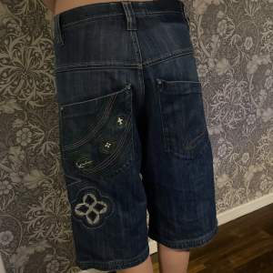 Baggy jeans shorts/jorts med fin broderier på, bra skick. Säljs eftersom dem inte kommer till användning längre. ☺️