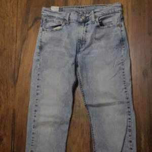 Säljes dessa Levis 502 Jeans eftersom storleken inte passar mig, hör gärna av dig vid intresse!🌟