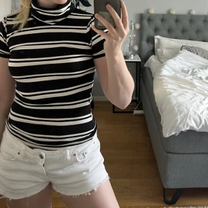 Kortärmad polo strl xs - Polo tröja från CUE i storlek xs, svart vit randig med guld detaljer! Vid frågor skriv gärna till mig använd gärna ”KÖP NU” (Frakt tillkommer)📦