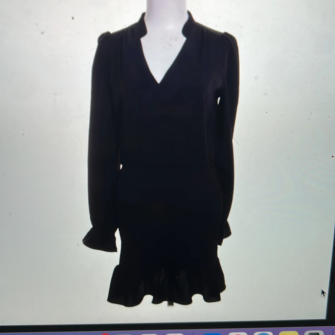 Svart långärmad klänning (tajtare ner till) i storlek small från Nelly