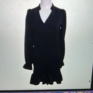 Svart långärmad klänning (tajtare ner till) i storlek small från Nelly  - Svart långärmad klänning från Nelly i storlek small. Aldrig använd! 