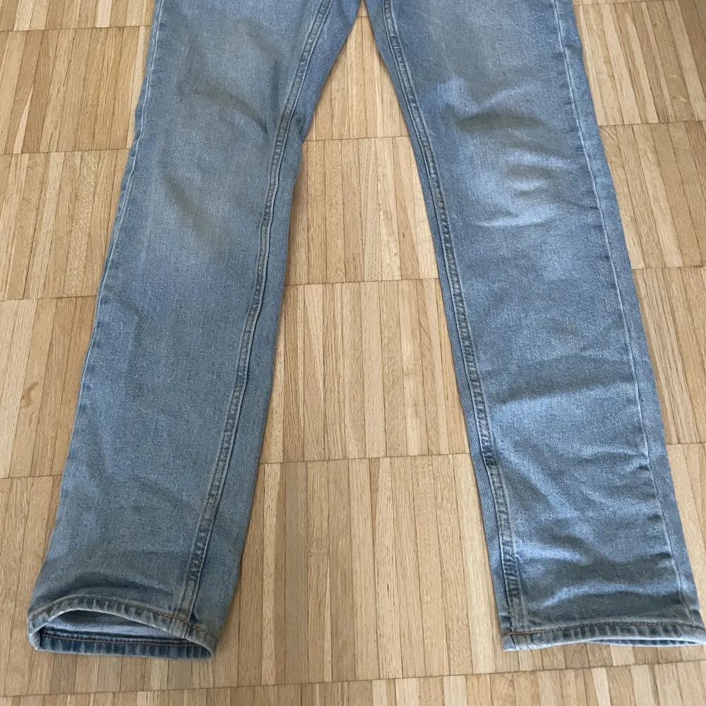 Jeansen är ljusblå och kommer från Cubus. Regular fit storlek 28/32. Rätt bra skick. . Jeans & Byxor.