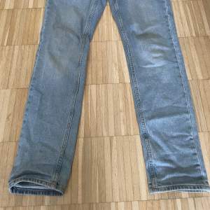 Jeansen är ljusblå och kommer från Cubus. Regular fit storlek 28/32. Rätt bra skick. 